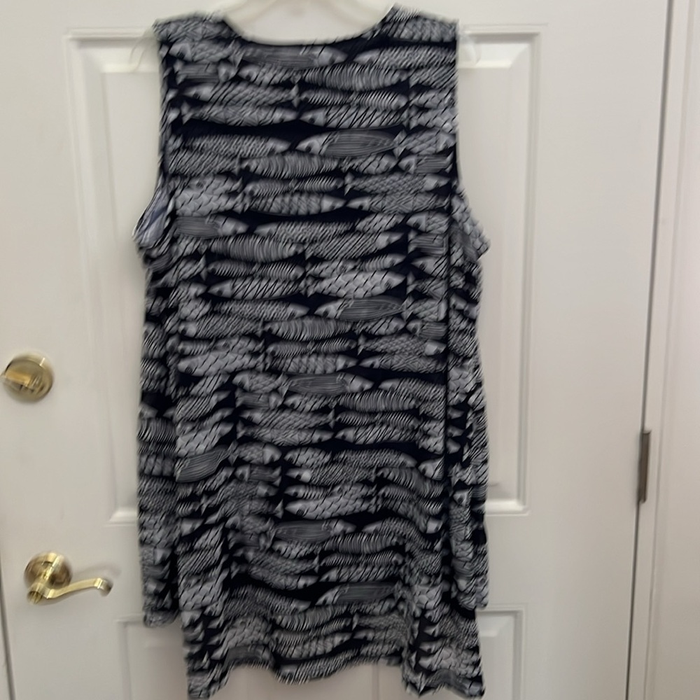 Alfani- Black V-neck tank with white fish print Size 2X - Picture 6 of 6